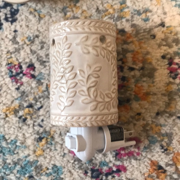 Outlet Plug Freshener - Picture 3 of 8